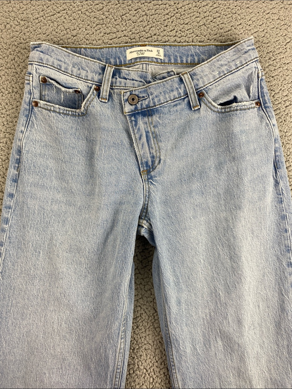 Abercrombie & Fitch The Baggy Low Rise Jeans Crossover Waist Light Wash Size 27 - Picture 2 of 13